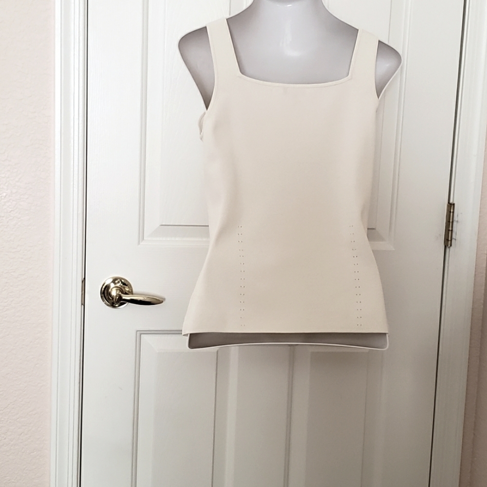 Tesori V neck white sleeveless shell. Chic eyelet detail. Size Large. - Picture 4 of 9